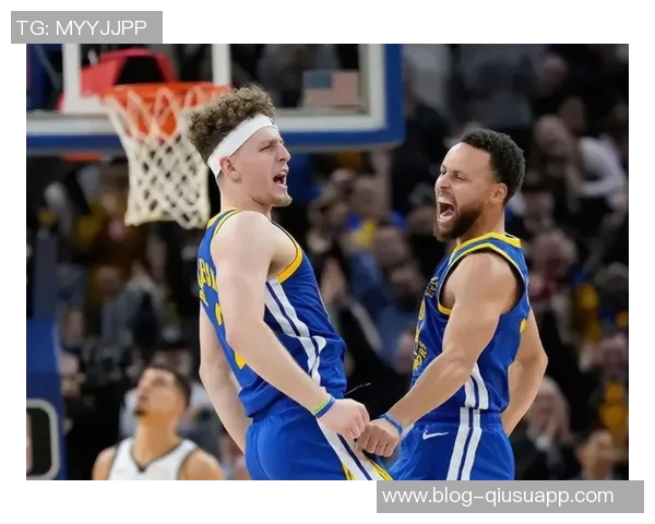 库里父子亲访杜克男篮更衣室斯蒂芬与新星卡梅隆布泽尔同框合影